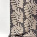 Tilda är ett gardintyg i polyester med stort lövmönster och mjukt fall som släpper igenom ljus och skapar en luftig känsla.