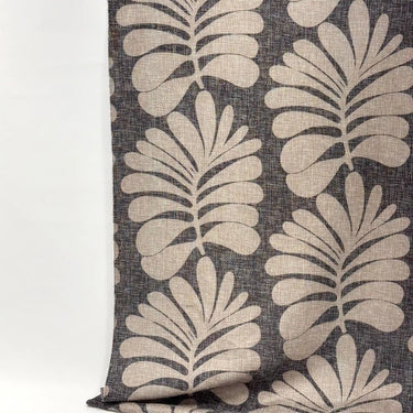 Tilda är ett gardintyg i polyester med stort lövmönster och mjukt fall som släpper igenom ljus och skapar en luftig känsla.