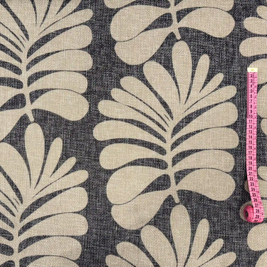 Närbild av Tilda, ett gardintyg i mjuk polyester med stora lövmönster och tunn struktur som ger ett behagligt ljusinsläpp.