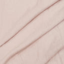 Tvättat linne i 100 % linne i ljus puderrosa ton, fotograferat nära för att visa väv, mjukhet och naturlig yta.