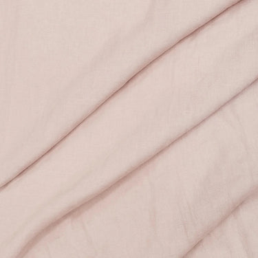 Tvättat linne i 100 % linne i ljus puderrosa ton, fotograferat nära för att visa väv, mjukhet och naturlig yta.