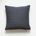 Blågrått kuddfodral 45x45 med vadderad struktur och mönster