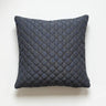 Blågrått kuddfodral 45x45 med vadderad struktur och mönster