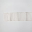 Veckband för gardiner fotograferat mot vit bakgrund. Gardinband som sys fast på baksidan av gardinen för att skapa jämna, eleganta veck med fingerkrokar.