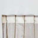 Detaljbild av veckband med isatta fingerkrokar. Bandet används tillsammans med fingerkrokar för att forma jämna veck i gardiner.