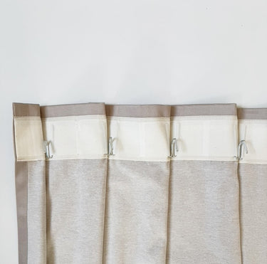 Detaljbild av veckband med isatta fingerkrokar. Bandet används tillsammans med fingerkrokar för att forma jämna veck i gardiner.