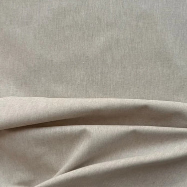 Beige Viktoria inredningstyg med slät yta och mjuk struktur, fotograferat i naturliga veck