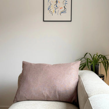 Beige rosa kuddfodral i soffa i mjukt tyg med linnekänsla