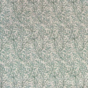 Mönstrat tyg Ramas i dämpad salviagrön, med tät väv och dekorativt bladmotiv.
