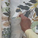 Video där en hand känner på möbeltyget Terez och visar tygets struktur, känsla och kvalitet.