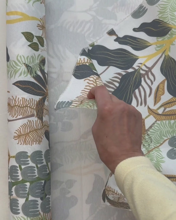 Video där en hand känner på möbeltyget Terez och visar tygets struktur, känsla och kvalitet.