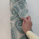 Video där en hand känner på möbeltyget Alvar och visar tygets struktur och kvalitet.