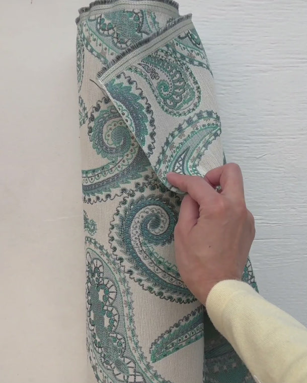 Video där en hand känner på möbeltyget Alvar och visar tygets struktur och kvalitet.