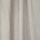 Beige gardintyg “Göran” i slow motion som rör sig mjukt i ljuset och visar tygstruktur, fall och naturlig textur.