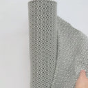 Video där en hand lyfter möbeltyget Saga i grå ton med små geometriska mönster för att visa tygets struktur, väv och tjocklek.