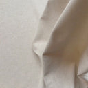 Gardintyg som rör sig och visar tygens fall och struktur