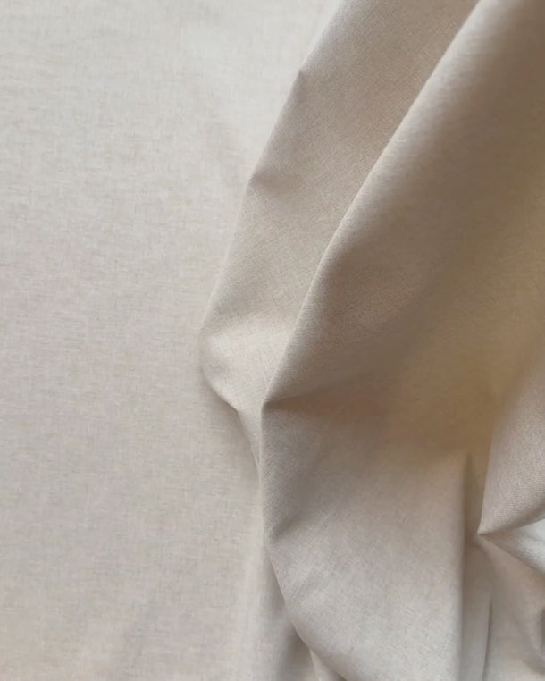 Gardintyg som rör sig och visar tygens fall och struktur