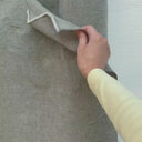 Video där en hand känner på tyget Viktoria i återvunnen bomull och visar tygets struktur och naturliga fall.